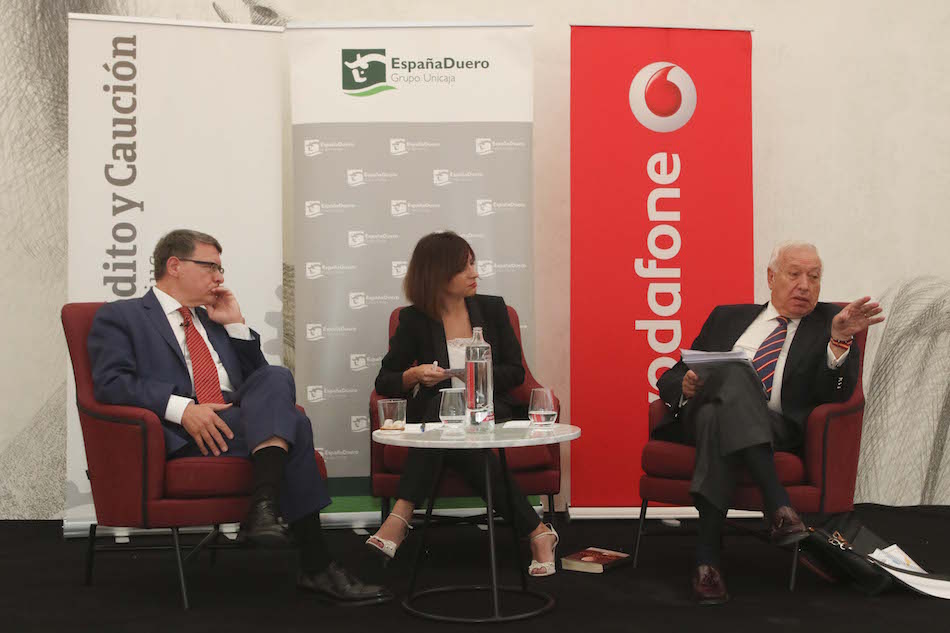 Jordi Sevilla y José Manuel García Margallo analizan las perspectivas de futuro de la economía extremeña