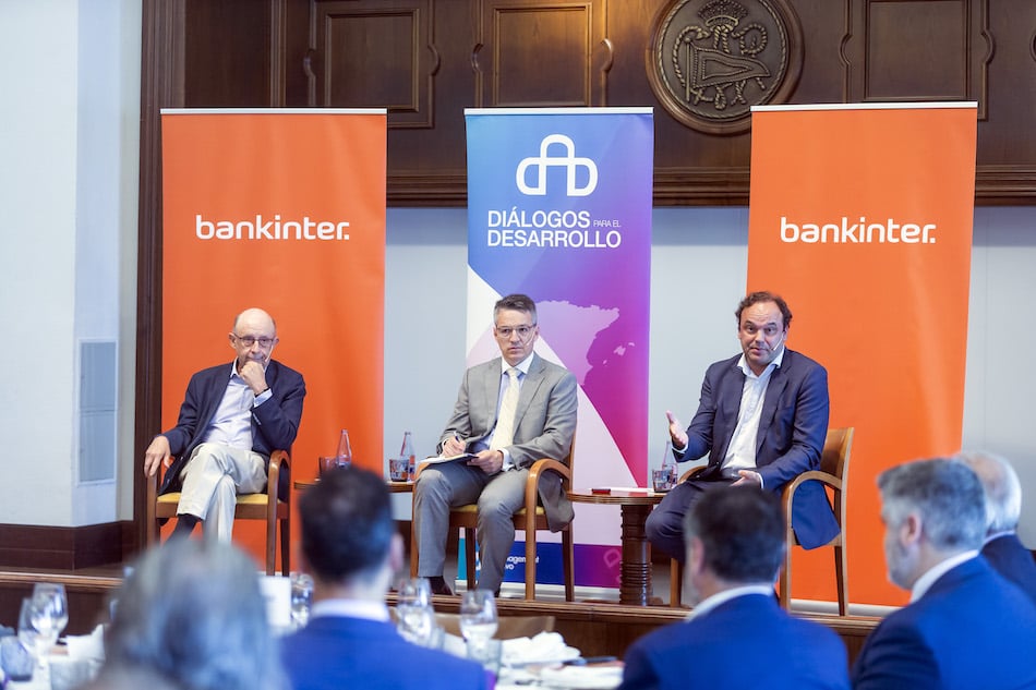 Cristóbal Montoro y José Carlos Díez analizan las claves para salir de la crisis económica nacional y mundial